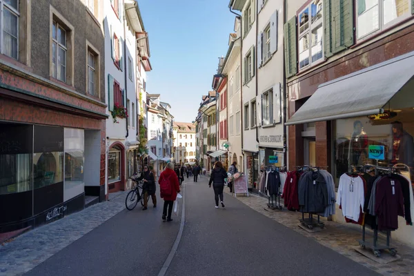 2021年10月23日 瑞士巴塞尔 位于巴塞尔旧城区中心的街道上 周围都是保存完好的古建筑 — 图库照片