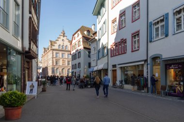 Basel, İsviçre - 23 Ekim 2021: Eski kent Basel 'in merkezindeki cadde boyunca iyi korunmuş antik binaların etrafını görün