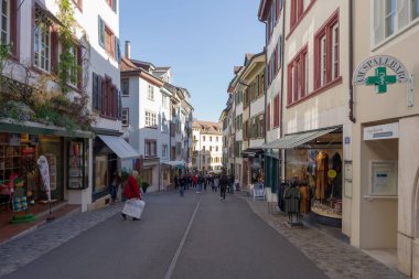 Basel, İsviçre - 23 Ekim 2021: Eski kent Basel 'in merkezindeki cadde boyunca iyi korunmuş antik binaların etrafını görün