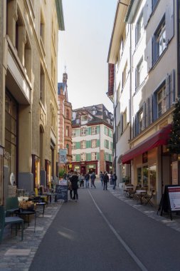 Basel, İsviçre - 23 Ekim 2021: Eski kent Basel 'in merkezindeki cadde boyunca iyi korunmuş antik binaların etrafını görün