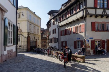 Basel, İsviçre - 23 Ekim 2021: Eski kent Basel 'in merkezindeki cadde boyunca iyi korunmuş antik binaların etrafını görün