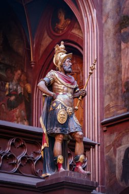 Basel, İsviçre - 23 Ekim 2021: Basel belediye binasının süslü avlusu, İsviçre 'nin Basel kentinin kurucusu Lucius Munatius Plancus' un heykeli