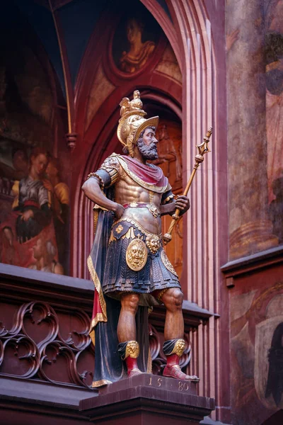 Basel, İsviçre - 23 Ekim 2021: Basel belediye binasının süslü avlusu, İsviçre 'nin Basel kentinin kurucusu Lucius Munatius Plancus' un heykeli