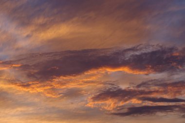Gün batımında bulutlu gökyüzü manzarası