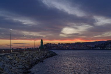Gün batımında dramatik renkli bulutlar şehir silueti, Imperia, Liguria, İtalya