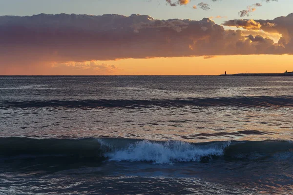 Dramatische Kleurrijke Wolken Tijdens Zonsondergang Zweefde Zee — Stockfoto