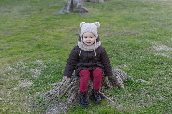 Girl Playing Old Tree Stump Public Park — Fotografia de Stock