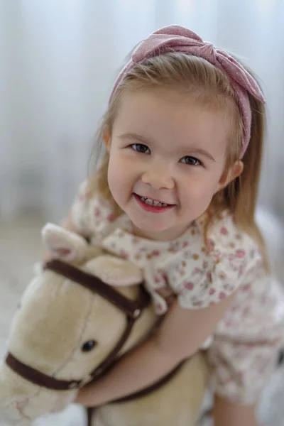 Симпатична Маленька Дівчинка Грає Вдома Верхи Бачить Конячу Іграшку — стокове фото
