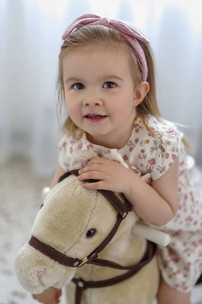 Cute Little Girl Gra Domu Jazda Huśtawka Koń Zabawka — Zdjęcie stockowe