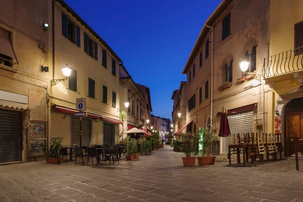 トスカーナ地方ピオンビーノ旧市街の典型的なイタリアの狭い通りに沿って夜のシーン — ストック写真