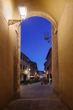 Piombino 'nun tipik dar caddesi boyunca gece manzarası, Toskana bölgesi.