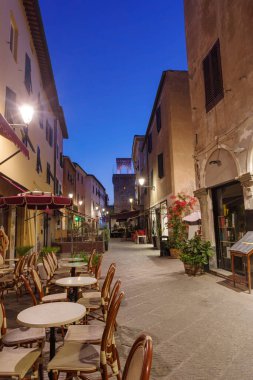 Piombino 'nun tipik dar caddesi boyunca gece manzarası, Toskana bölgesi.