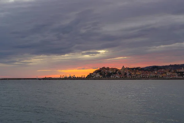 Wolken Bei Sonnenuntergang Mit Stadtbild Von Imperia Region Ligurien Italien — Stockfoto