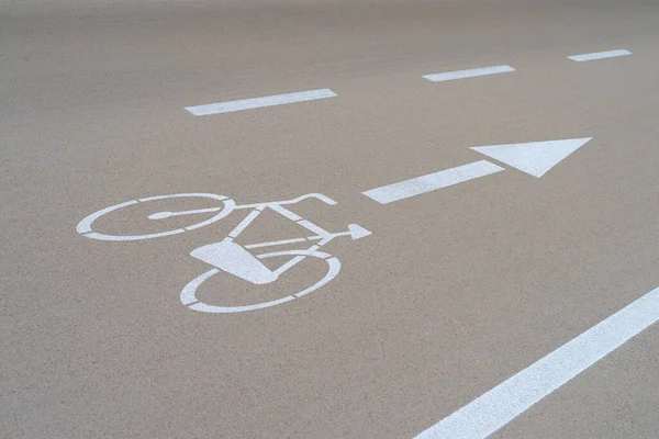 自行车道上自行车标志的高角视图 — 图库照片