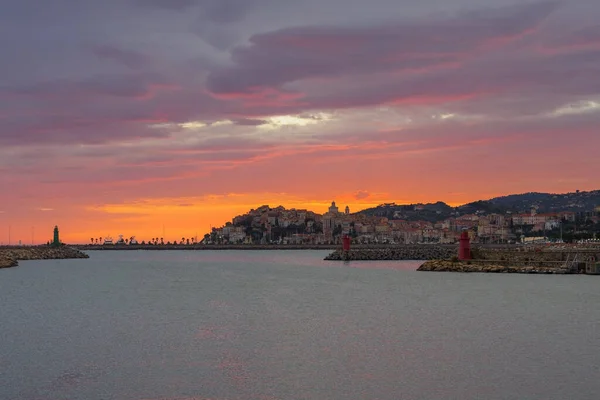 Wolken Bij Zonsondergang Met Imperia Stadsgezicht Regio Ligurië Italië — Stockfoto