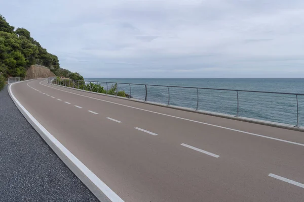 通往Riviera Dei Fiori海岸公园 也被称为西利古里亚海岸公园 的自行车道是欧洲最长的 两边都有行人和骑自行车的人可以到达 — 图库照片
