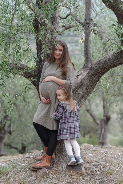 Беременная Мать Стоящая Оливковом Саду Маленькой Дочерью — стоковое фото