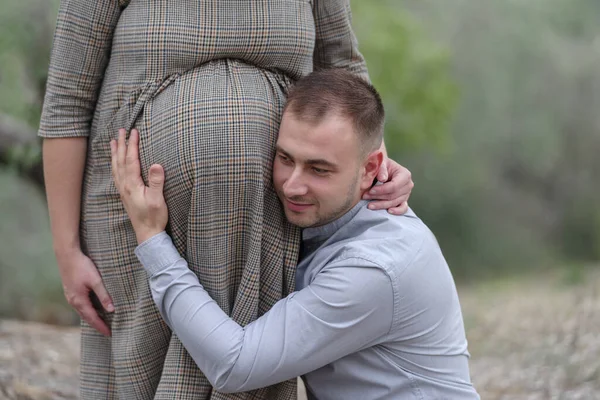 Baba Bebeğini Doğada Bir Kadının Karnında Duyar — Stok fotoğraf