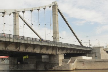 Nehrin karşısındaki köprüler