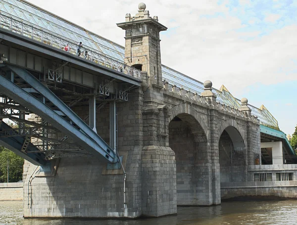 横跨河的桥梁 — 图库照片