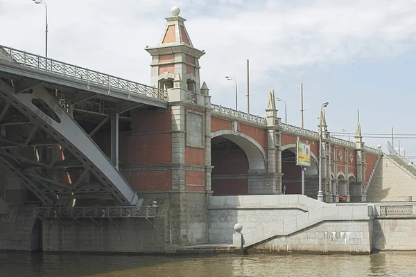 横跨河的桥梁 — 图库照片
