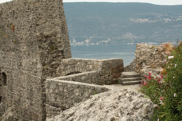 Sea, mountains, old town — Stock Photo, Image