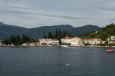 Deniz, dağlar, eski şehir