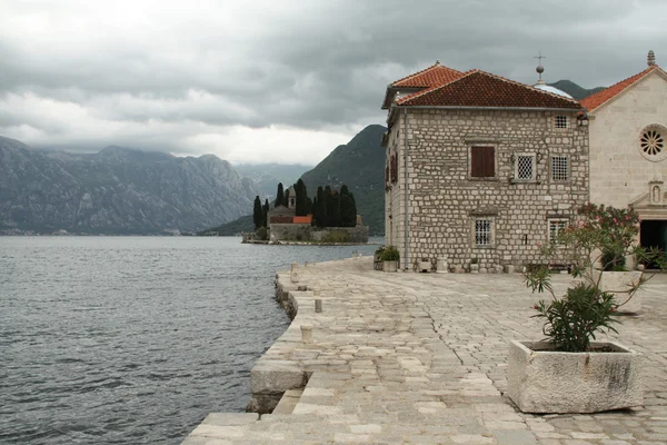 Sea, mountains, old town — Stock Photo, Image