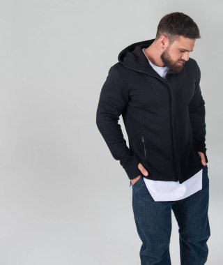 Sıradan giyinmiş bir adam stüdyoya bakıyor.