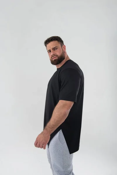 Hezký Muž Černé Košili Šedé Kalhoty Bílém Pozadí Studiu — Stock fotografie