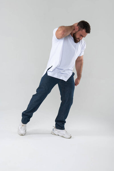 Культурист в повседневной одежде в студии