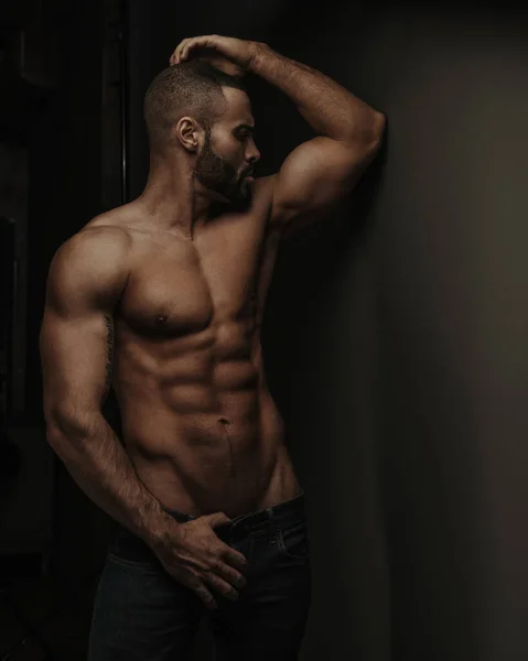肌肉发达的英俊男子 强壮的腹肌穿牛仔裤 — 图库照片