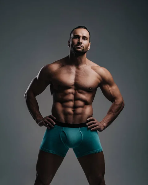 Gespierd Sexy Guy Turquoise Shorts Staan Met Handen Zijn Riem — Stockfoto