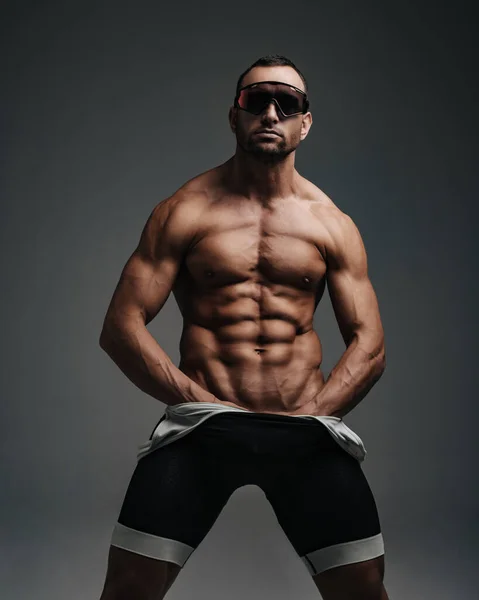 Sexy Muž Bez Trička Slunečních Brýlích Kalhotách Pro Cyklistiku Drží — Stock fotografie