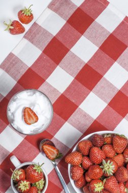 birçok çilek plaka üzerinde