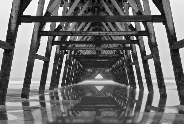 反射と桟橋 — ストック写真