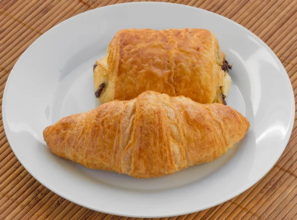 Croissant et douleur au chocolat — Photo