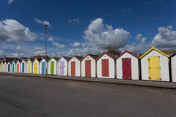 Huttes Plage Colorées Par Une Journée Ensoleillée — Photo