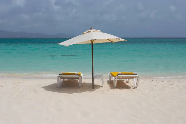 Dos Tumbonas Una Sombrilla Playa Isla Anguila Caribe —  Fotos de Stock