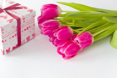 hediye kutusu ile Lale buketi