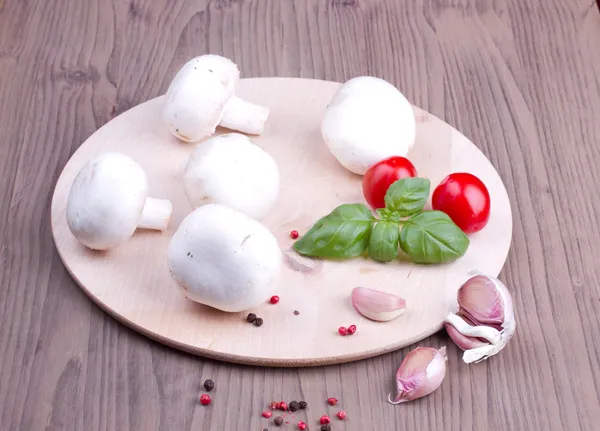 Field mushrooms, garlic, basil and tomatoes — Stock Photo, Image