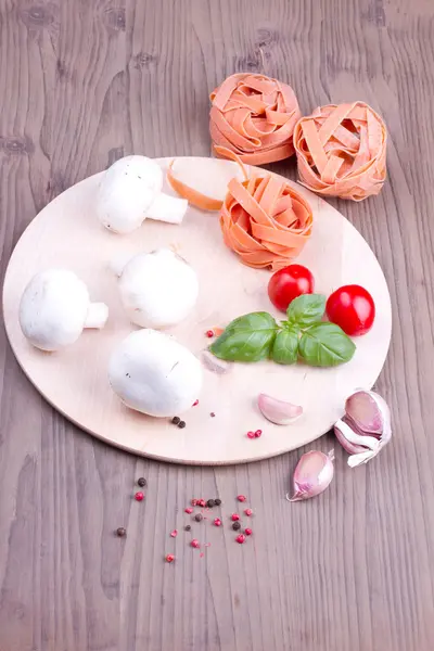 Spaghetti, mushroom, tomatoes, basil — Stock Photo, Image