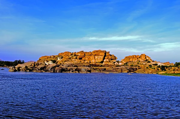 Rock på en bakgrund av floden — Stockfoto