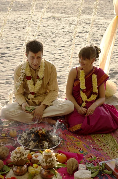 Jovem casal de amor em vestido indiano Imagens De Bancos De Imagens