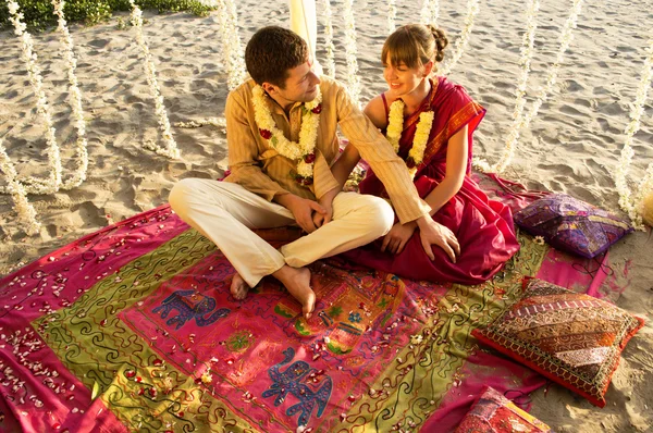 インドでの若者たちの愛のカップルをドレスします。 — ストック写真