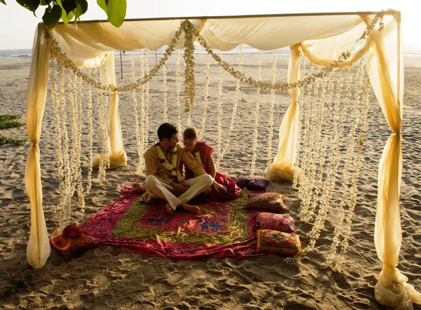Jeune couple en robe indienne Photos De Stock Libres De Droits