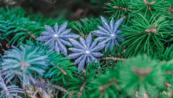 빛나는 크리스마스 장난감들 전나무 가지에 고품질 — 스톡 사진