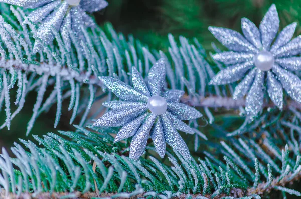 Bricolage Brillant Jouets Noël Accrochés Sur Des Branches Sapin Photo — Photo