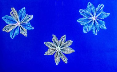 Parlak Noel oyuncakları köknar dallarına asılır. Yüksek kalite fotoğraf