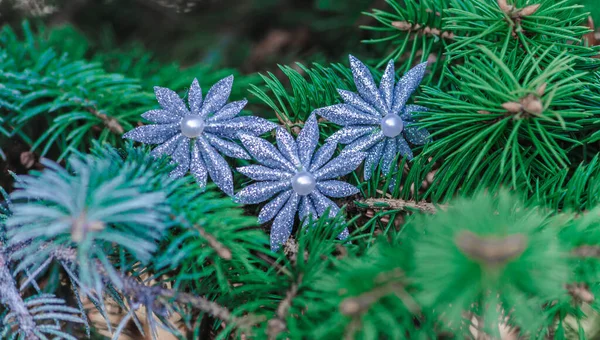 Diy Glänsande Julkula Hänga Gran Grenar Högkvalitativt Foto — Stockfoto